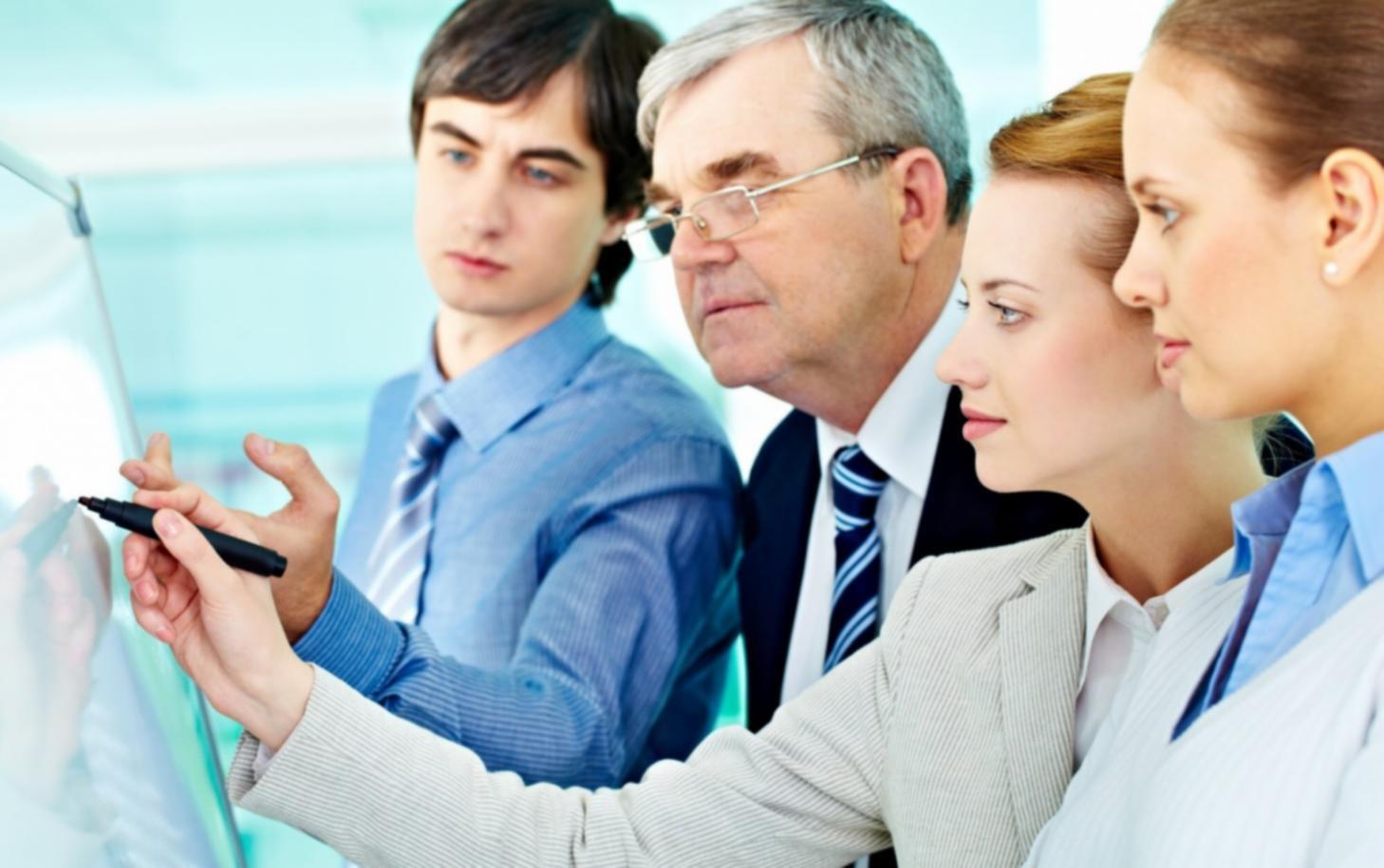 Equipo de quirenvaloxa trabajando en estrategias financieras colaborativas