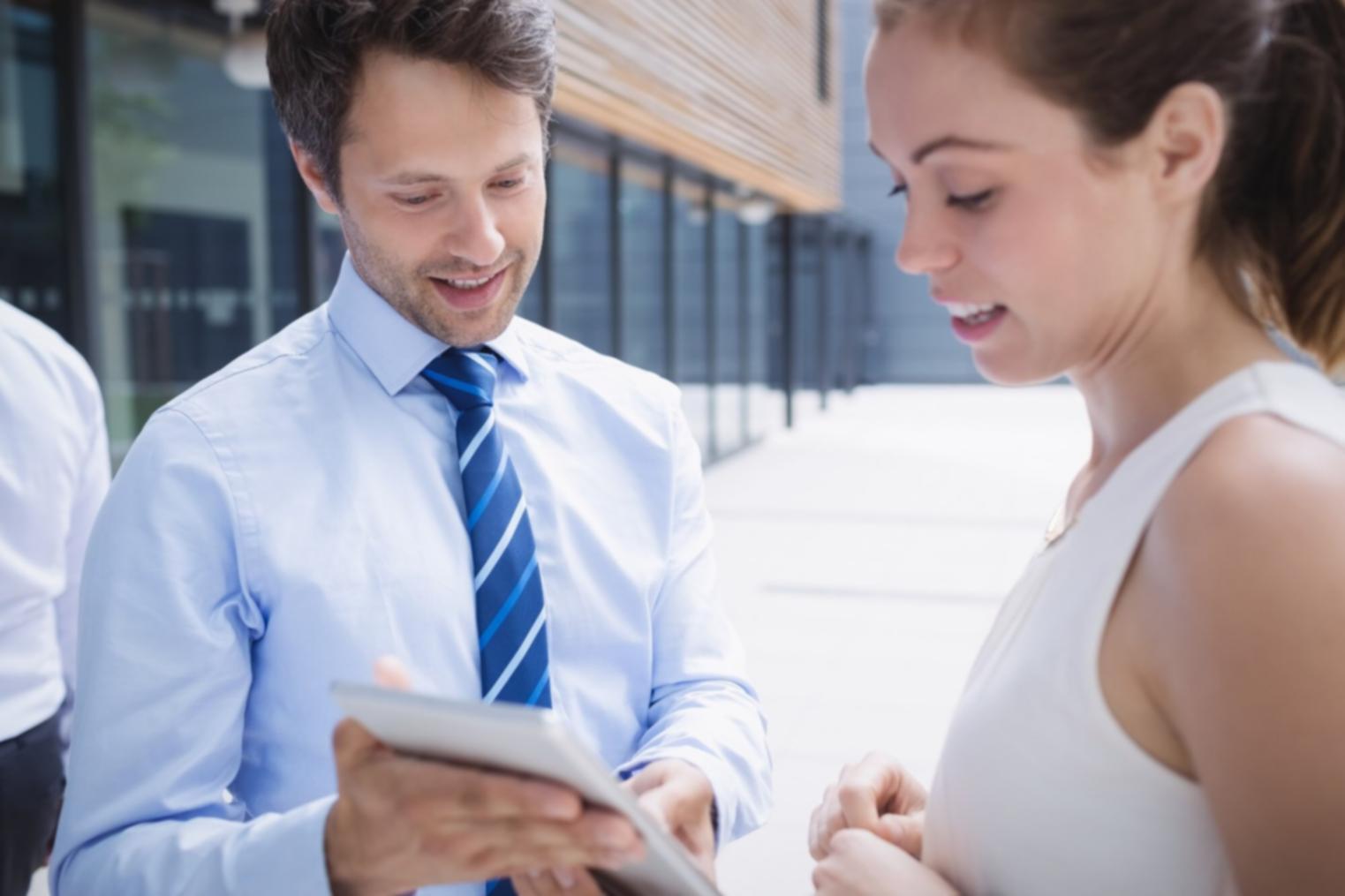 Profesionales trabajando con presupuestos dinámicos