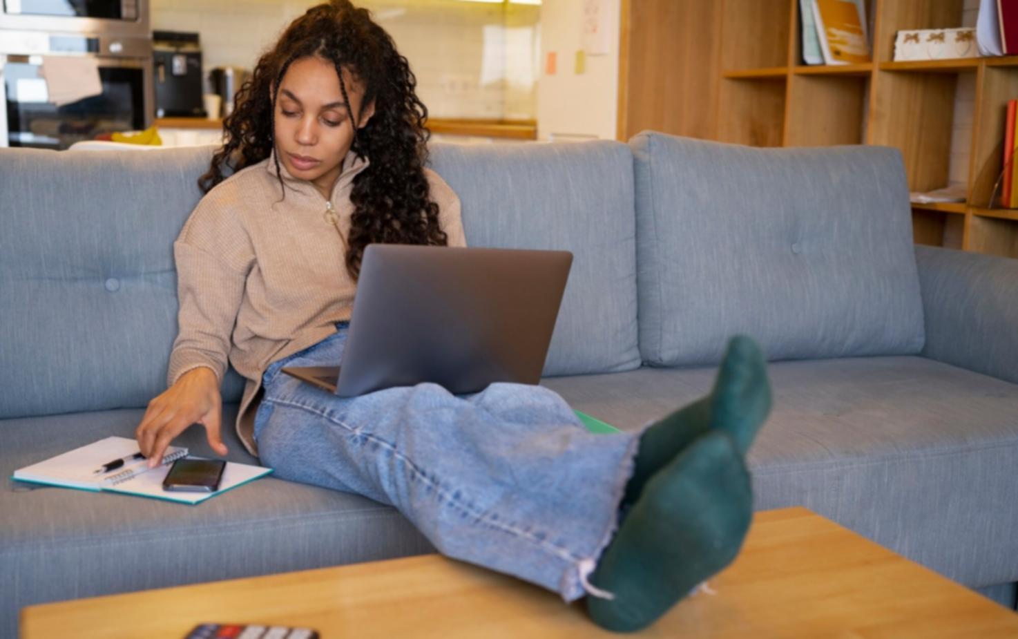 Equipo financiero trabajando con sistemas de presupuestación adaptativa